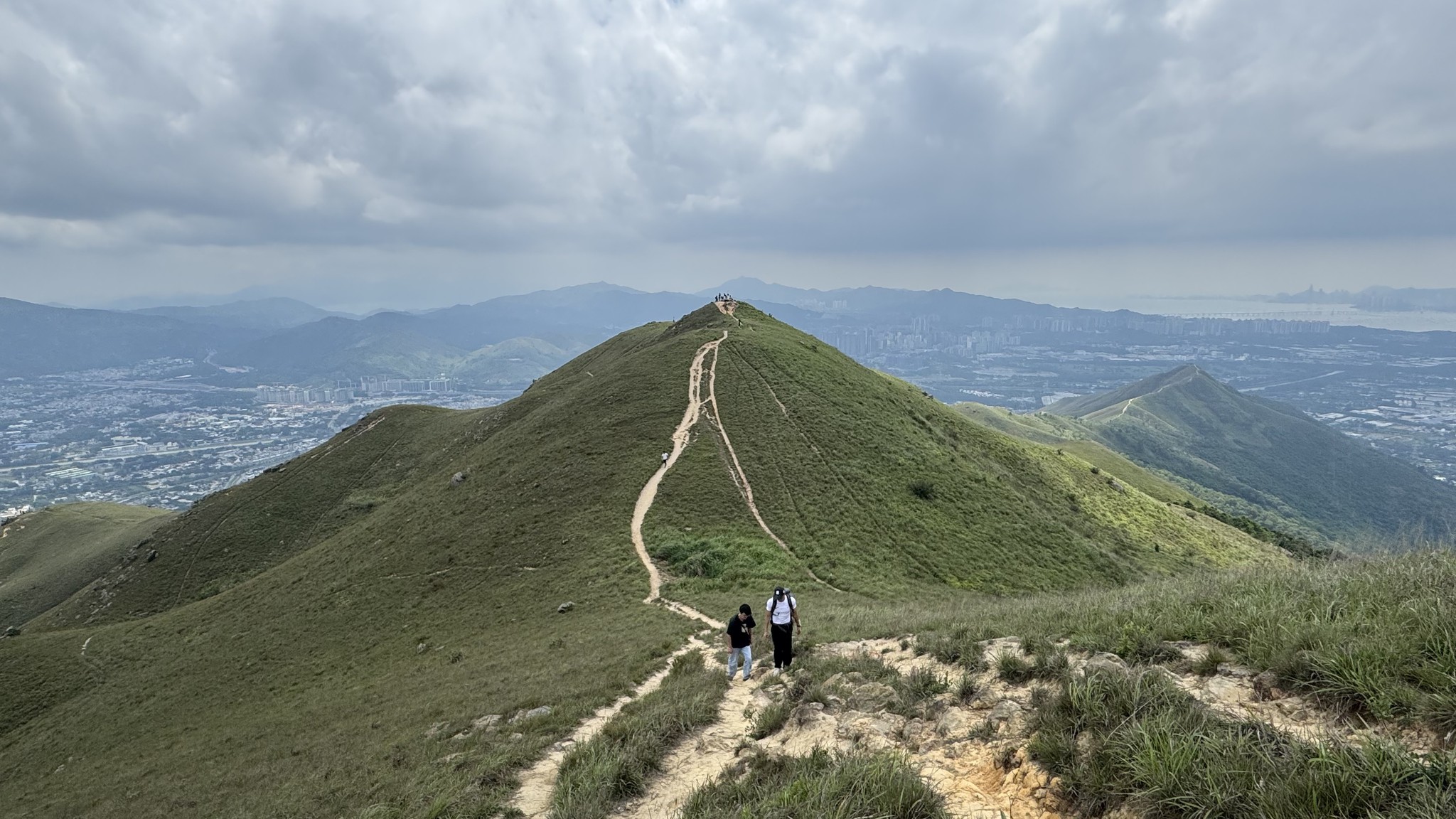 Open ridgelines and mountain scenery at Kai Kung Leng